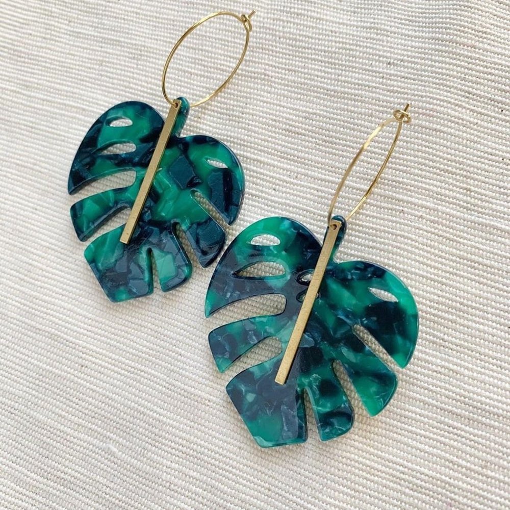 Monstera earrings with brass bar